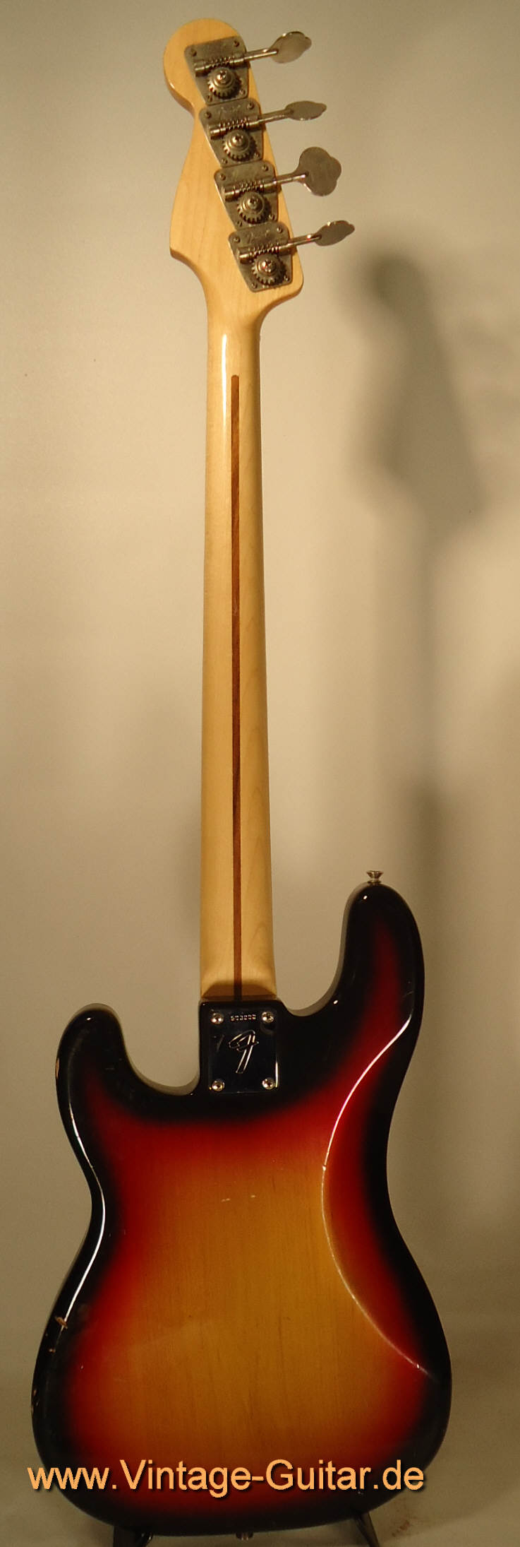 Fender_Precision_Bass_1974_sb_b.jpg