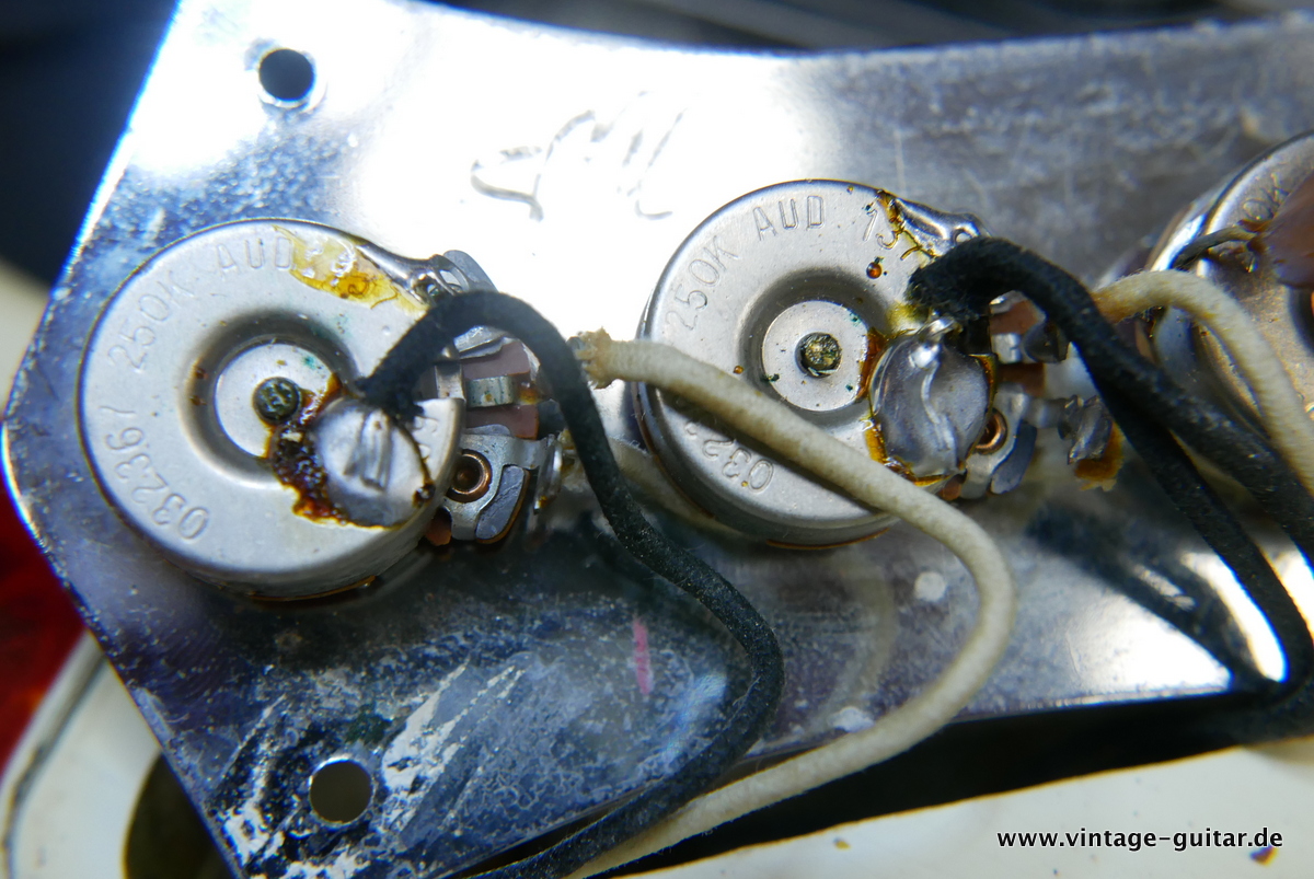 img/vintage/4537/Fender_Jazz_Bass_matching_headstock_dots_olympic_white_1966-021.JPG