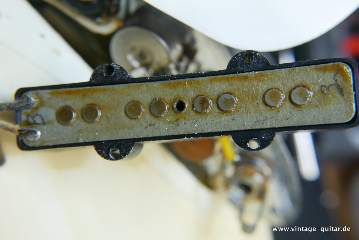 img/vintage/4537/Fender_Jazz_Bass_matching_headstock_dots_olympic_white_1966-023.JPG