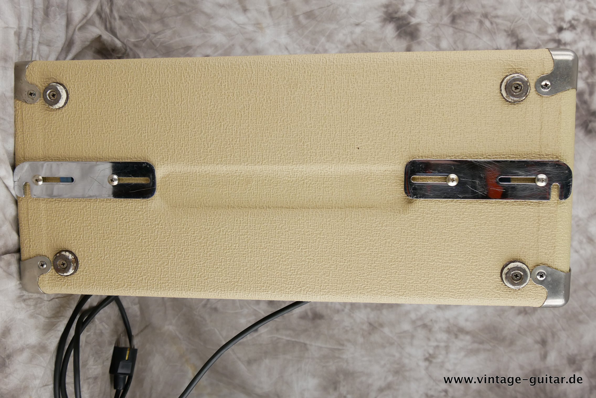 img/vintage/4546/Fender_Bassman_Top_Cab_white_1961-013.JPG