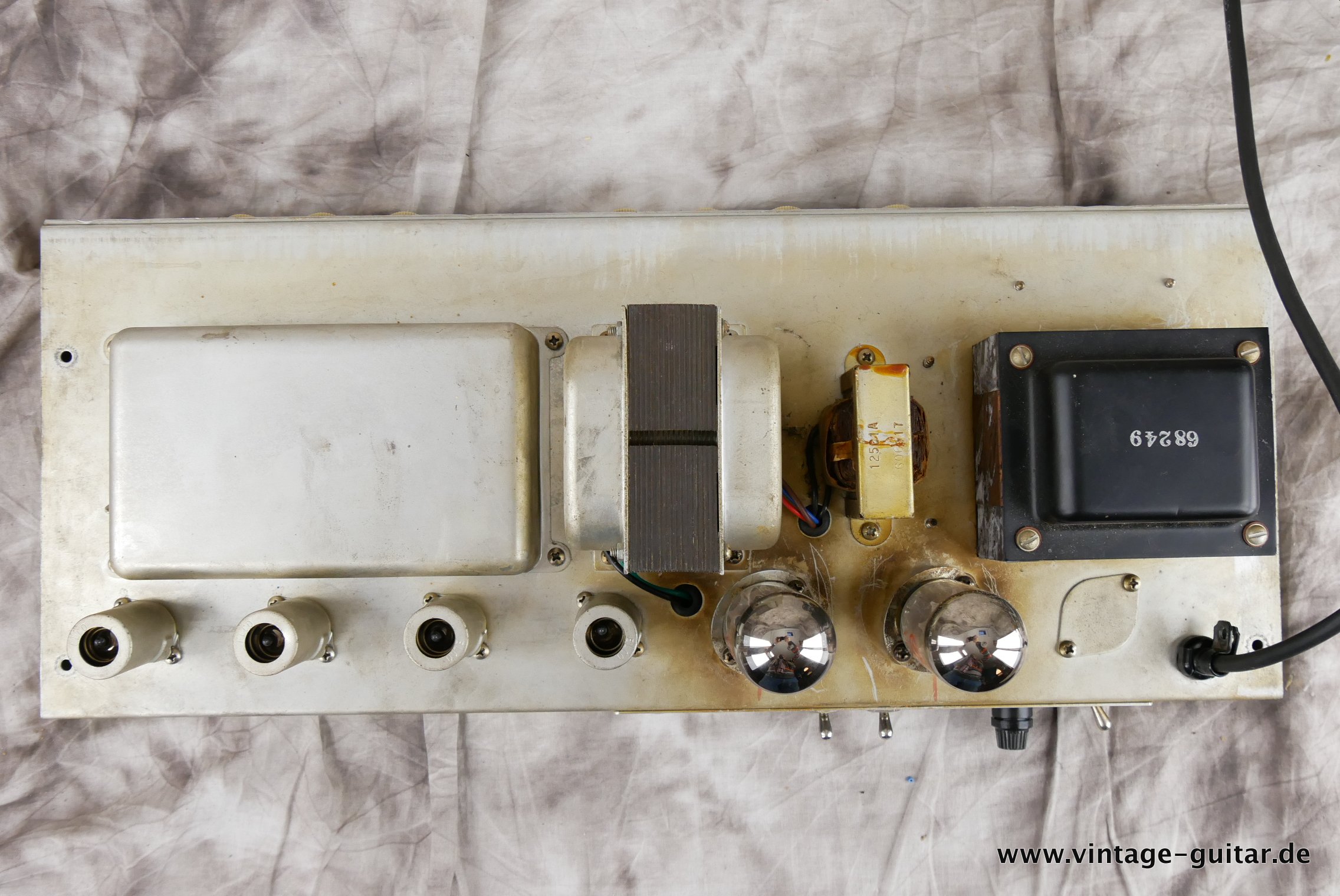 img/vintage/4546/Fender_Bassman_Top_Cab_white_1961-015.JPG