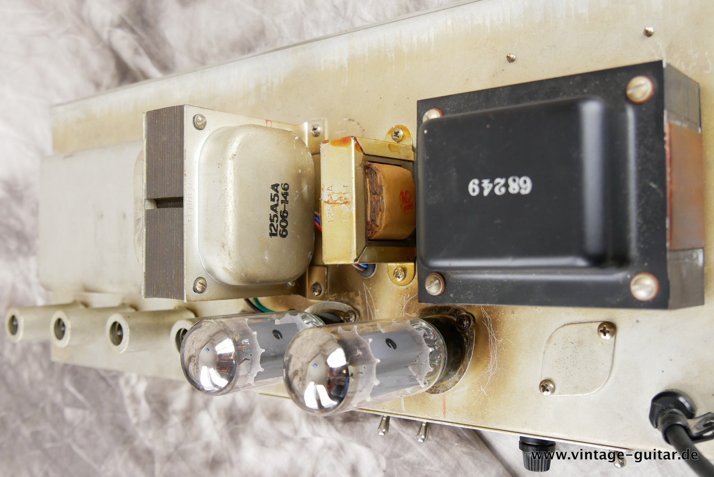 img/vintage/4546/Fender_Bassman_Top_Cab_white_1961-016.JPG