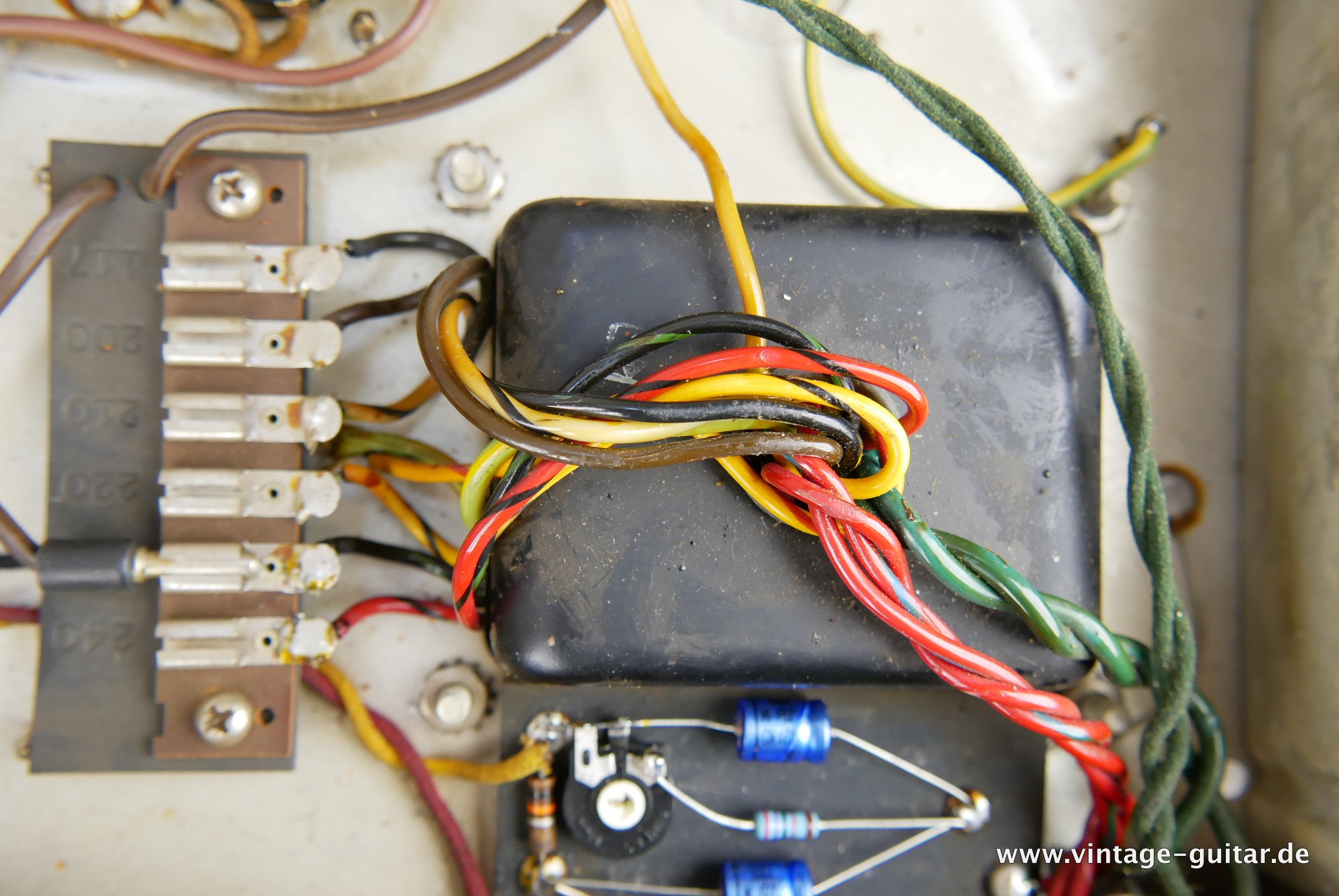 img/vintage/4546/Fender_Bassman_Top_Cab_white_1961-020.JPG