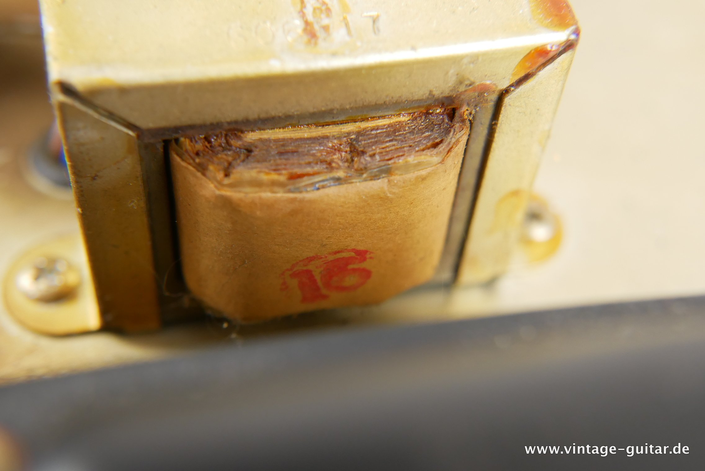 img/vintage/4546/Fender_Bassman_Top_Cab_white_1961-022.JPG