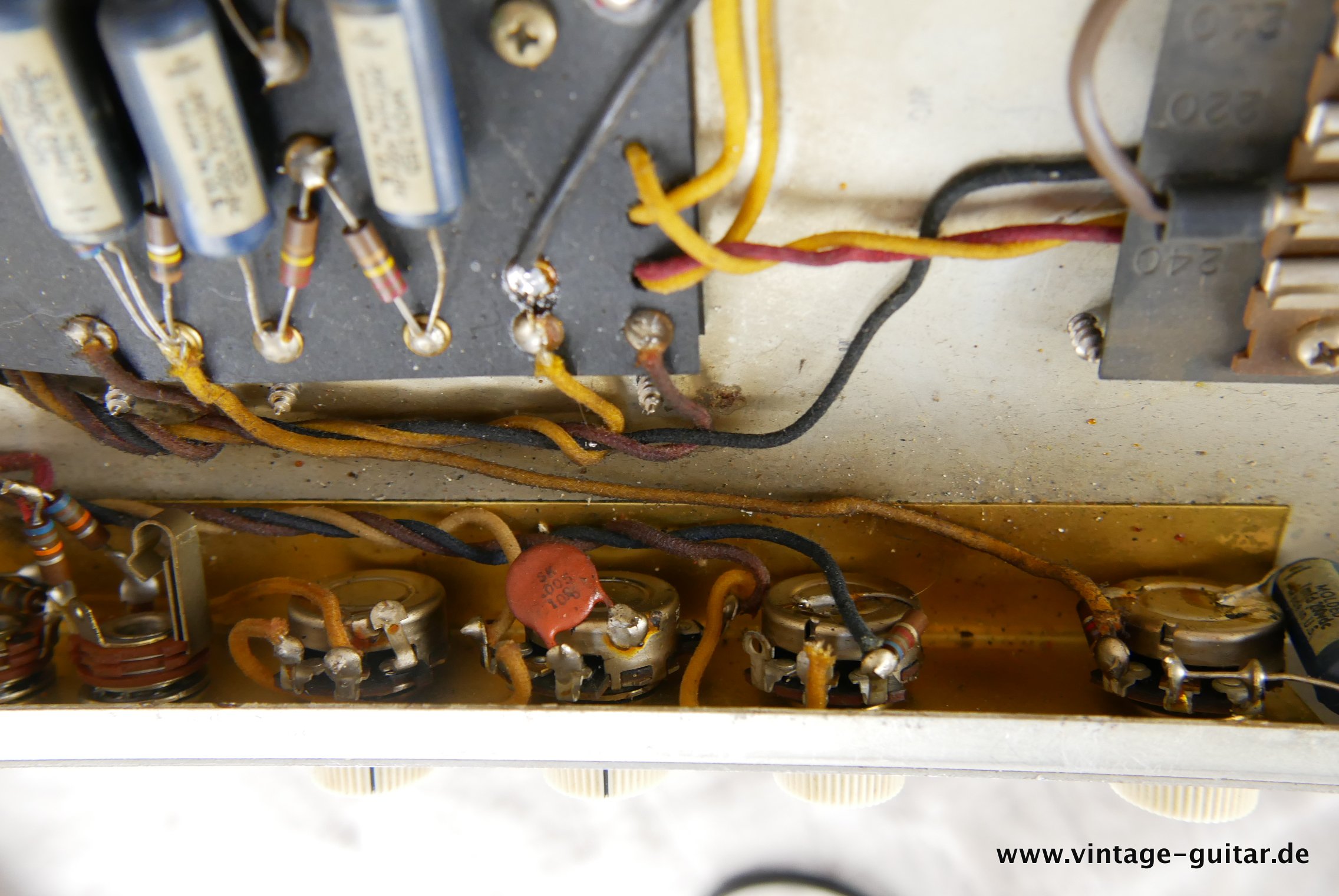 img/vintage/4546/Fender_Bassman_Top_Cab_white_1961-028.JPG