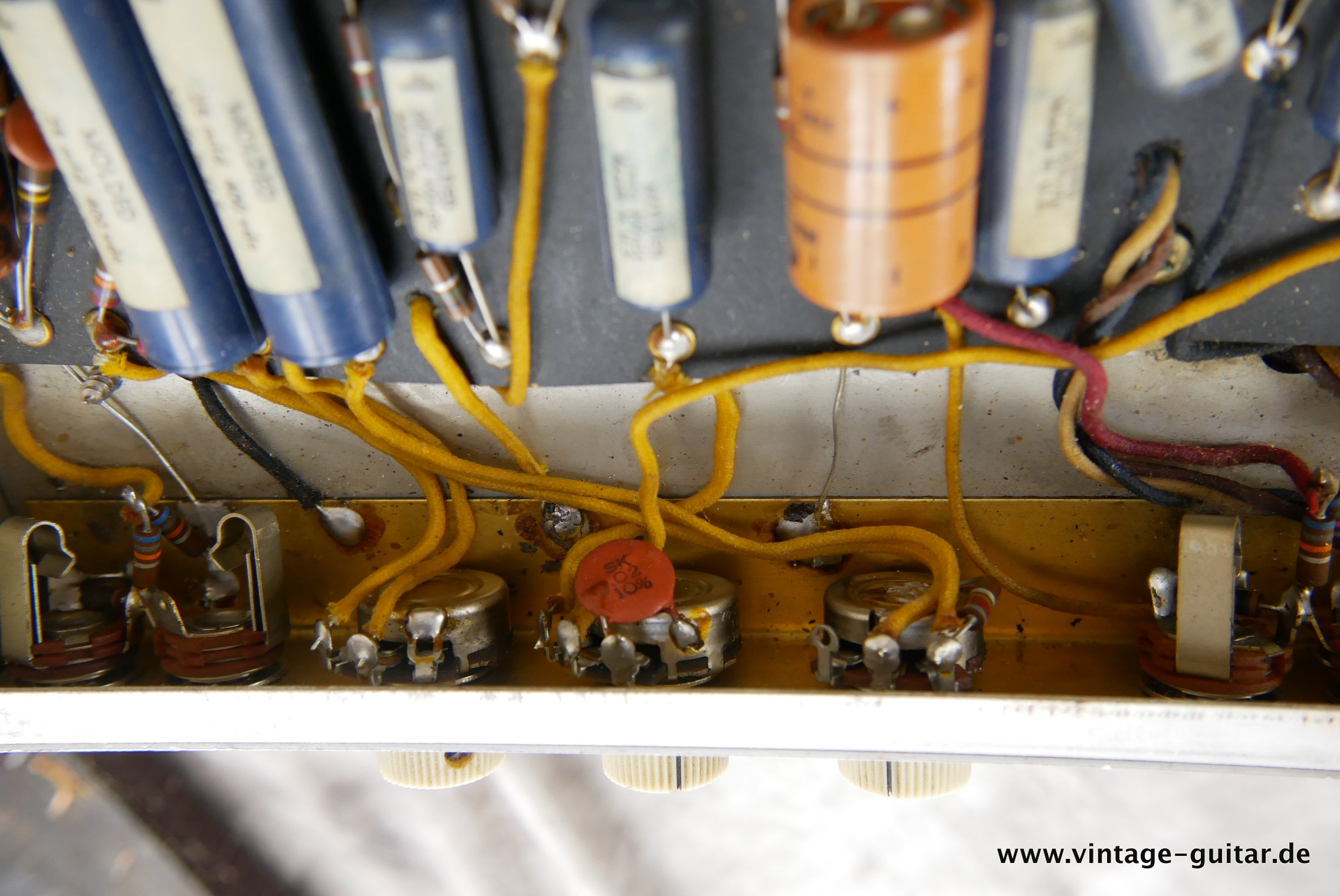 img/vintage/4546/Fender_Bassman_Top_Cab_white_1961-029.JPG