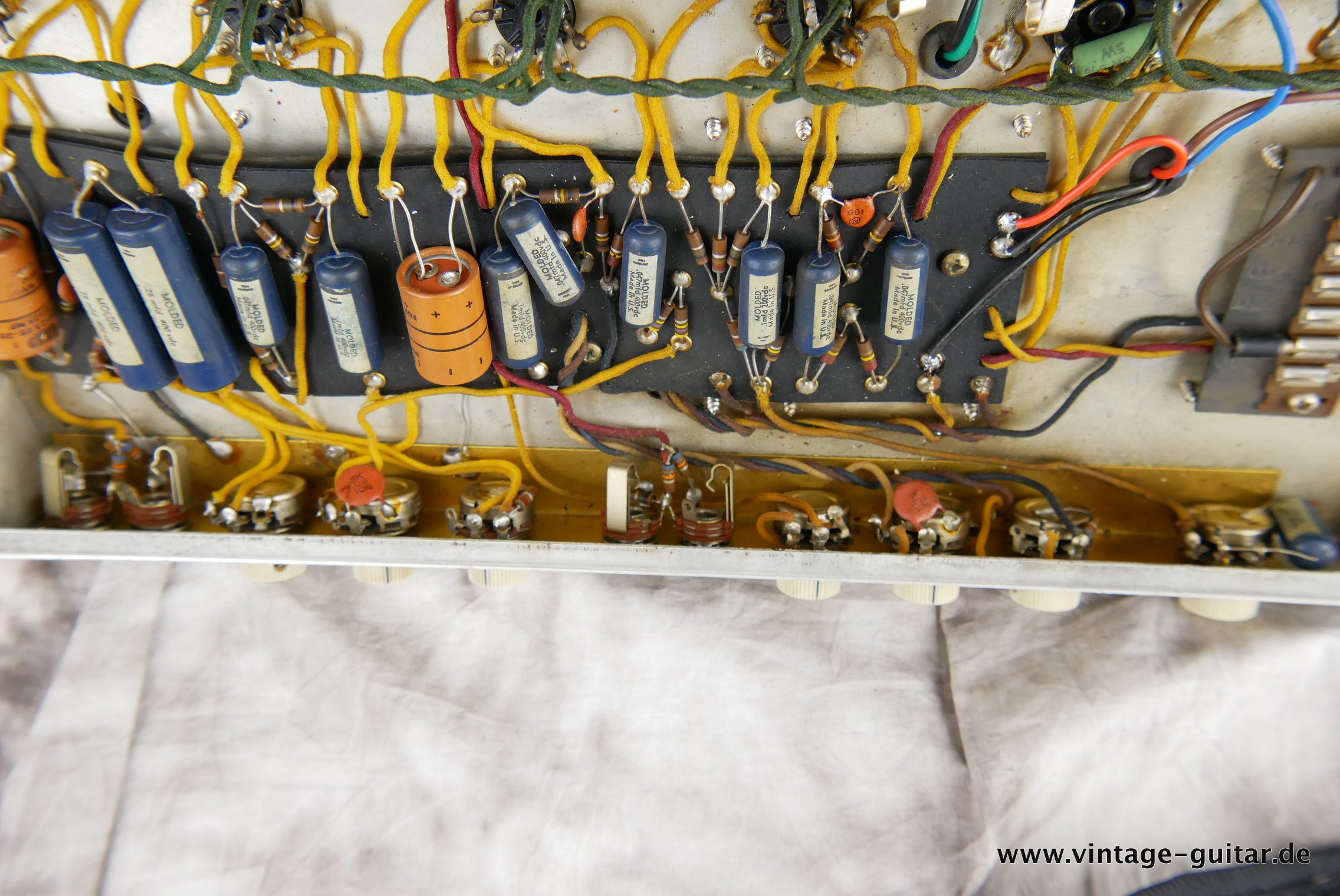 img/vintage/4546/Fender_Bassman_Top_Cab_white_1961-030.JPG