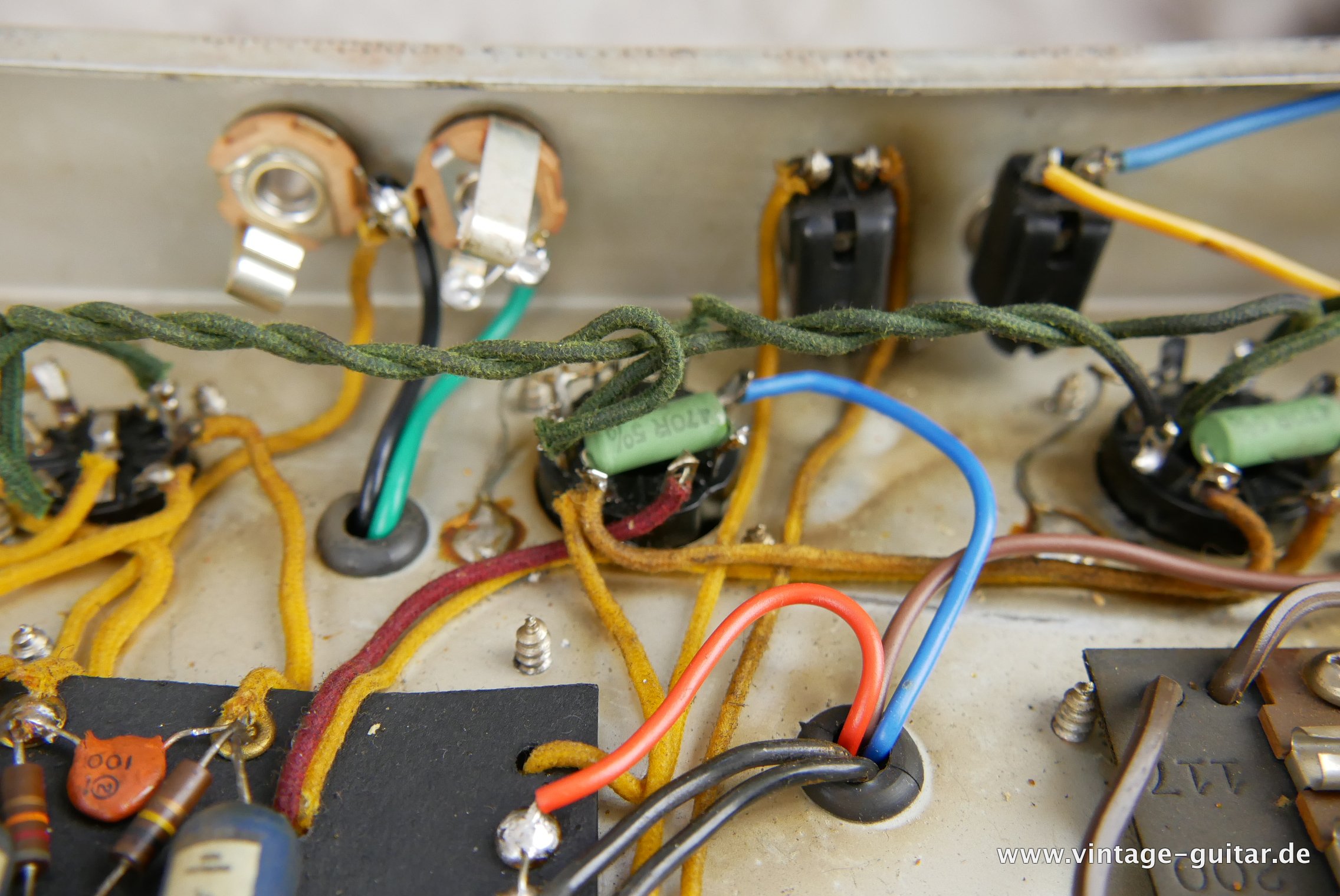 img/vintage/4546/Fender_Bassman_Top_Cab_white_1961-031.JPG