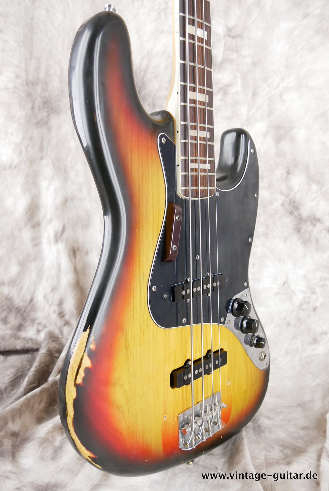 img/vintage/4589/Fender-Jazz-Bass-1976-sunburst-009.JPG