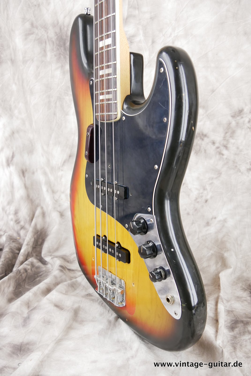 img/vintage/4589/Fender-Jazz-Bass-1976-sunburst-010.JPG