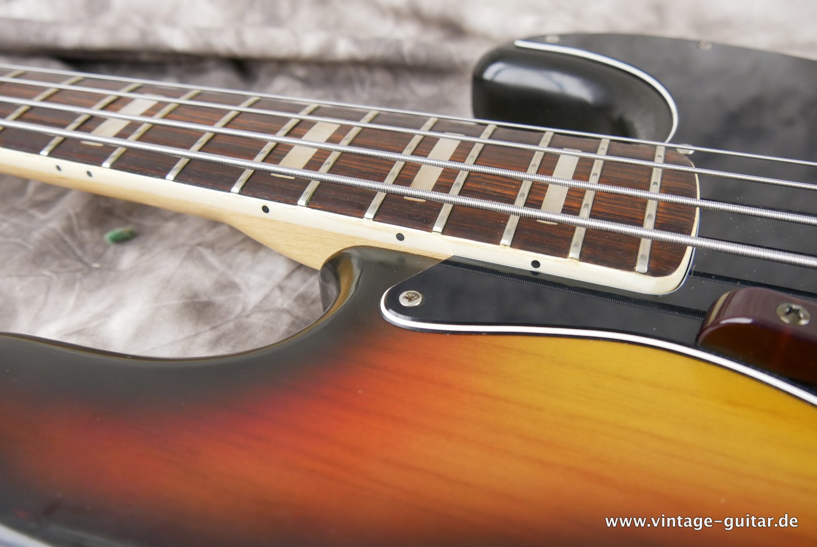 img/vintage/4589/Fender-Jazz-Bass-1976-sunburst-014.JPG