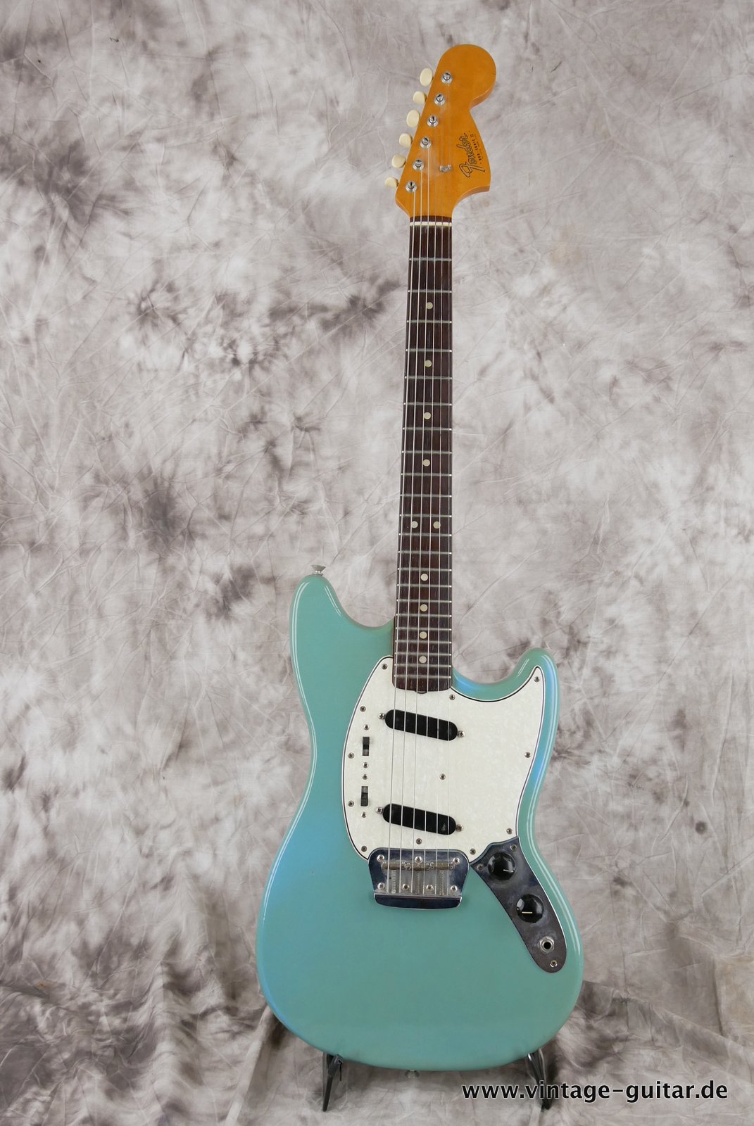 img/vintage/4619/Fender-Duo-Sonic-II-1965-sonic-blue-001.JPG