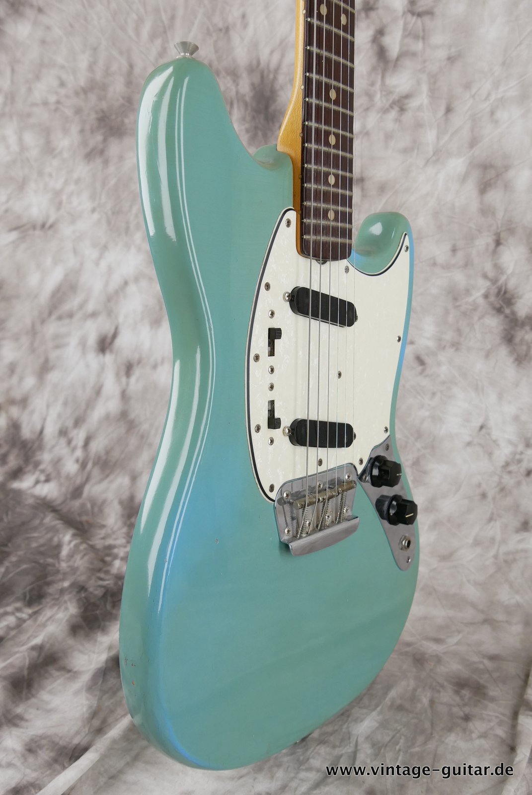 img/vintage/4619/Fender-Duo-Sonic-II-1965-sonic-blue-005.JPG