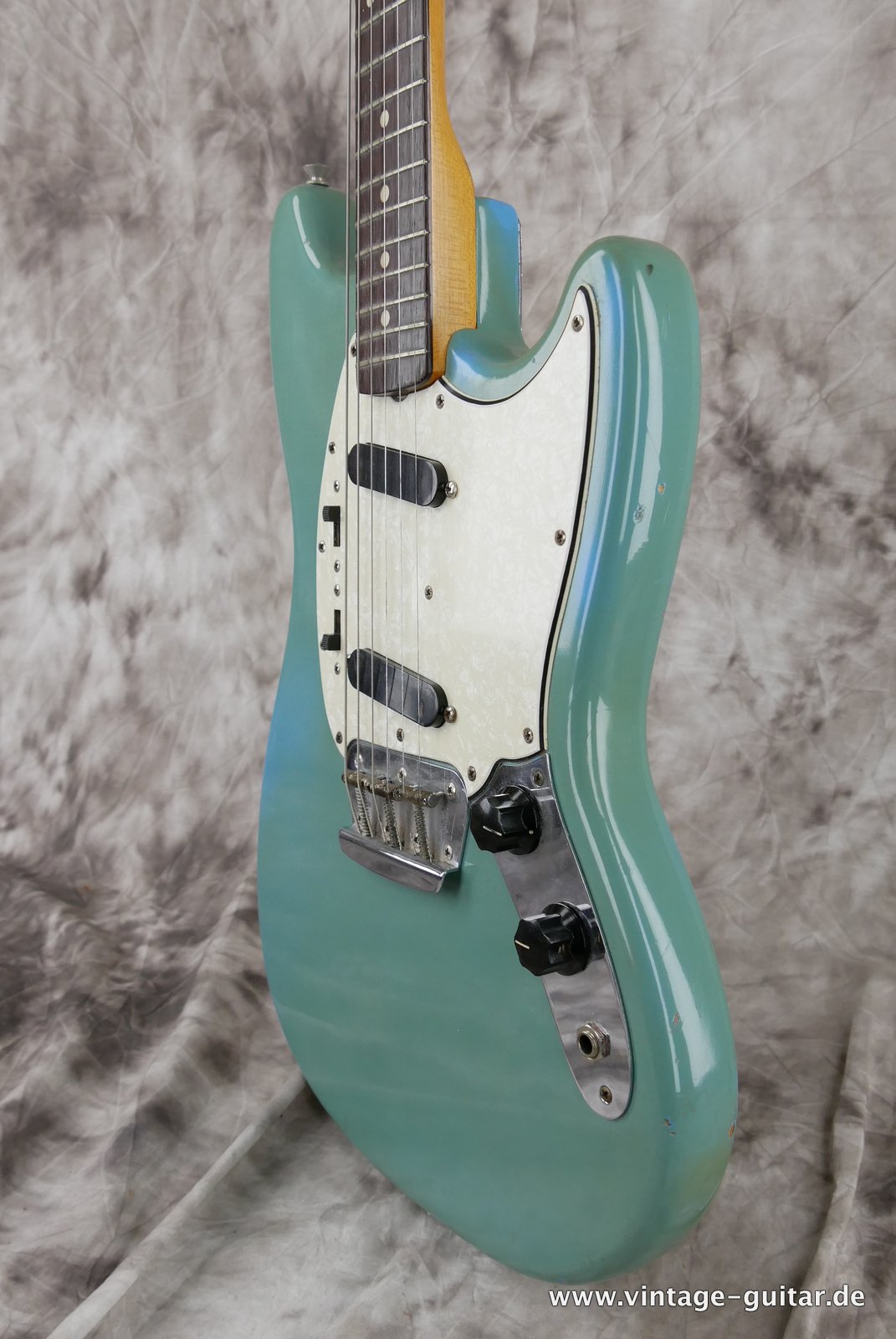 img/vintage/4619/Fender-Duo-Sonic-II-1965-sonic-blue-006.JPG