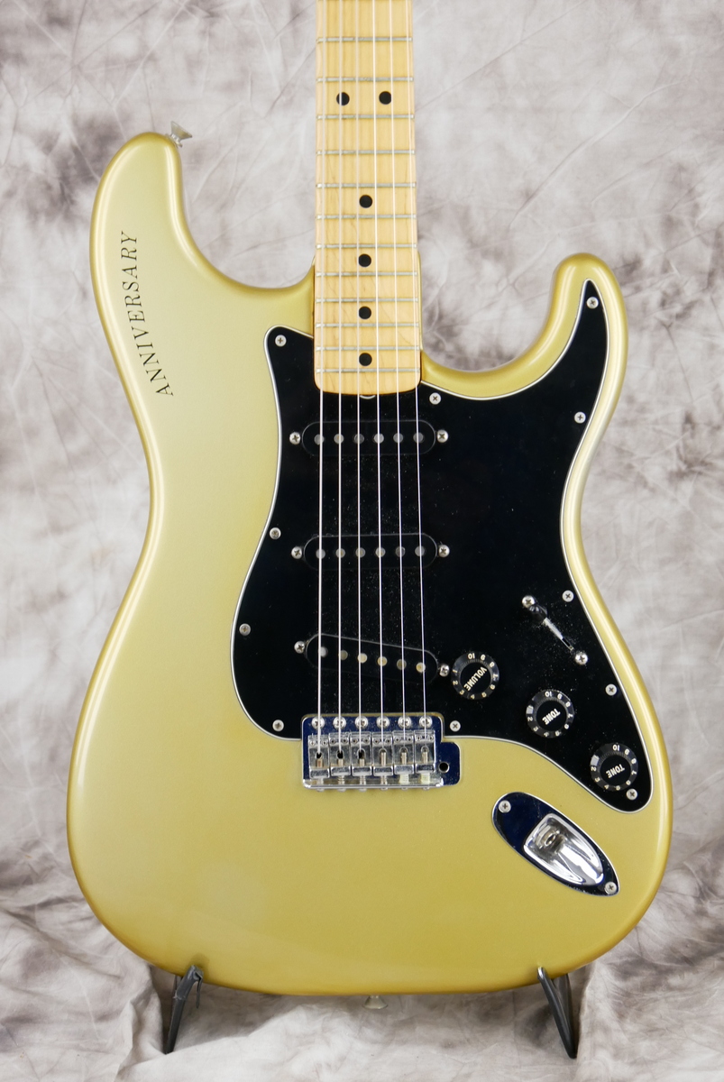 img/vintage/4627/Fender_Stratocaster_25th_anniversary_silver_1979-003.JPG