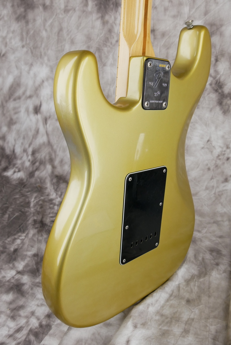 img/vintage/4627/Fender_Stratocaster_25th_anniversary_silver_1979-007.JPG