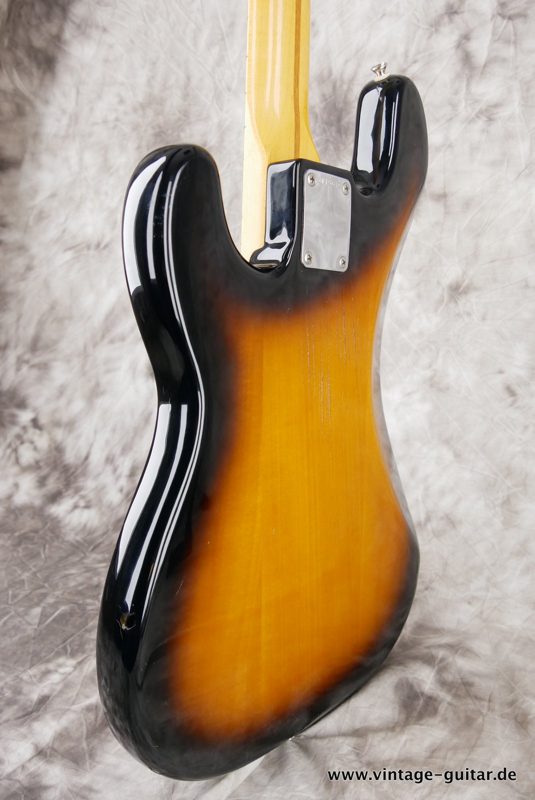 Fender-Squier-Precision-Bass-sunburst-1982-007.JPG