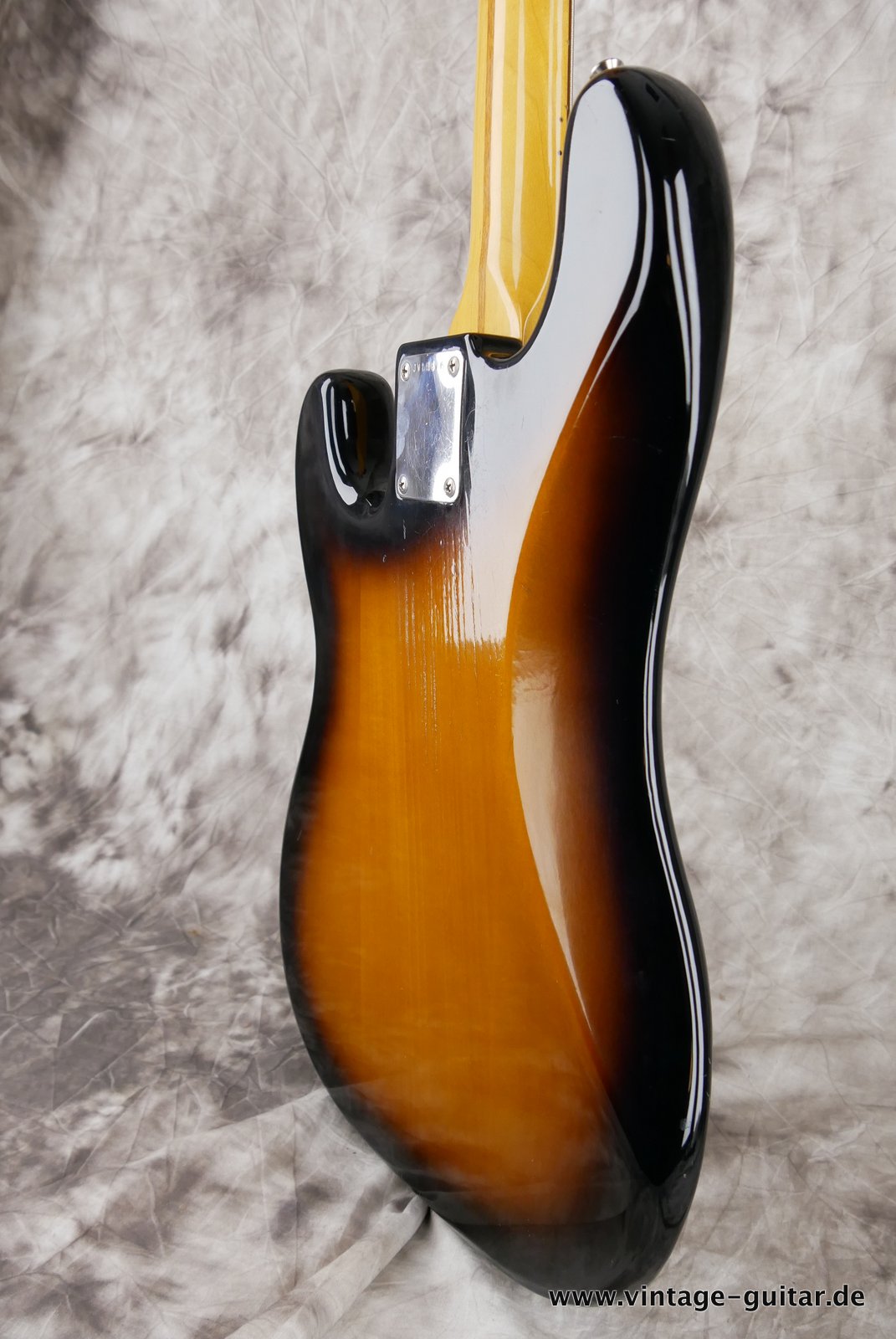 Fender-Squier-Precision-Bass-sunburst-1982-008.JPG