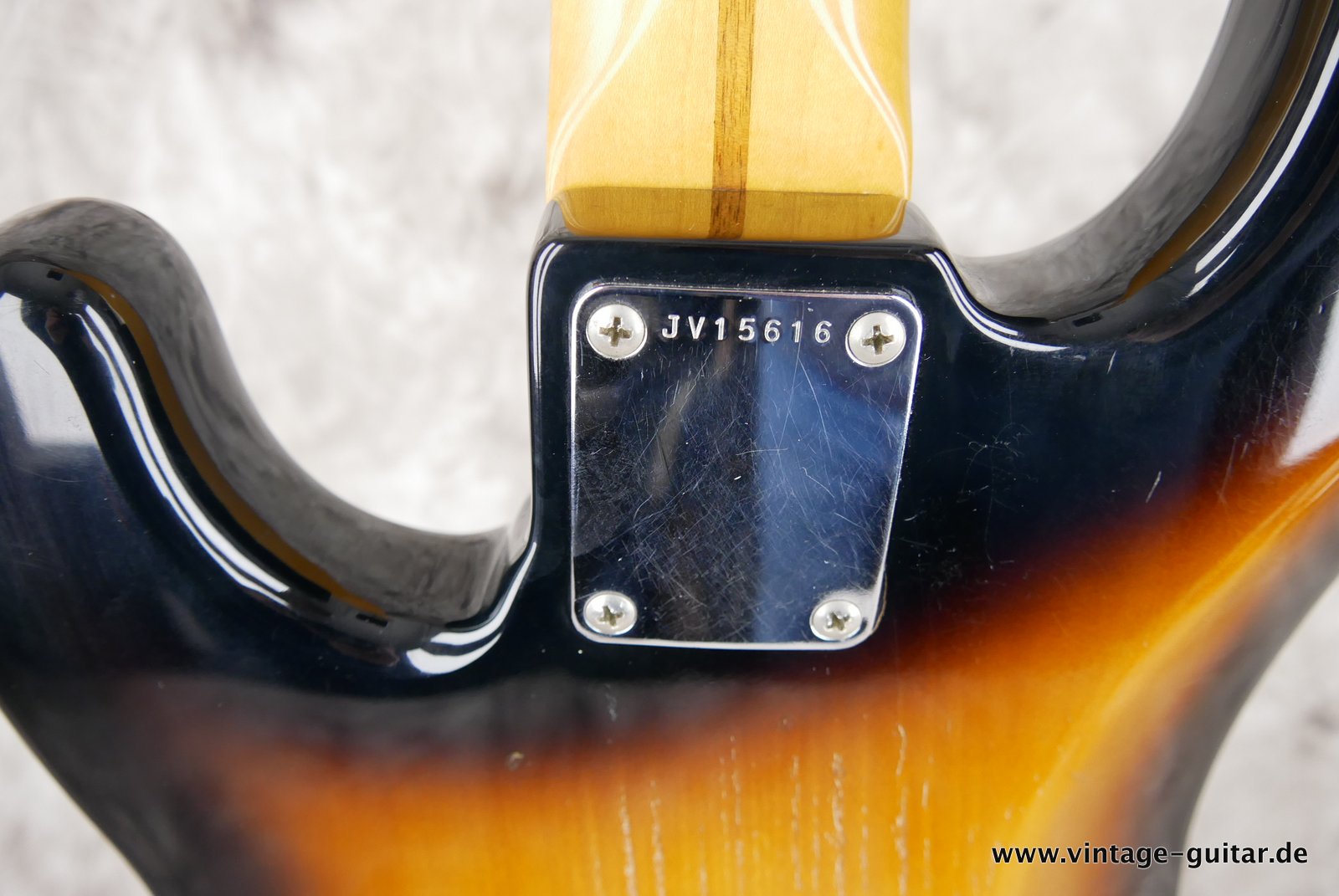 Fender-Squier-Precision-Bass-sunburst-1982-013.JPG