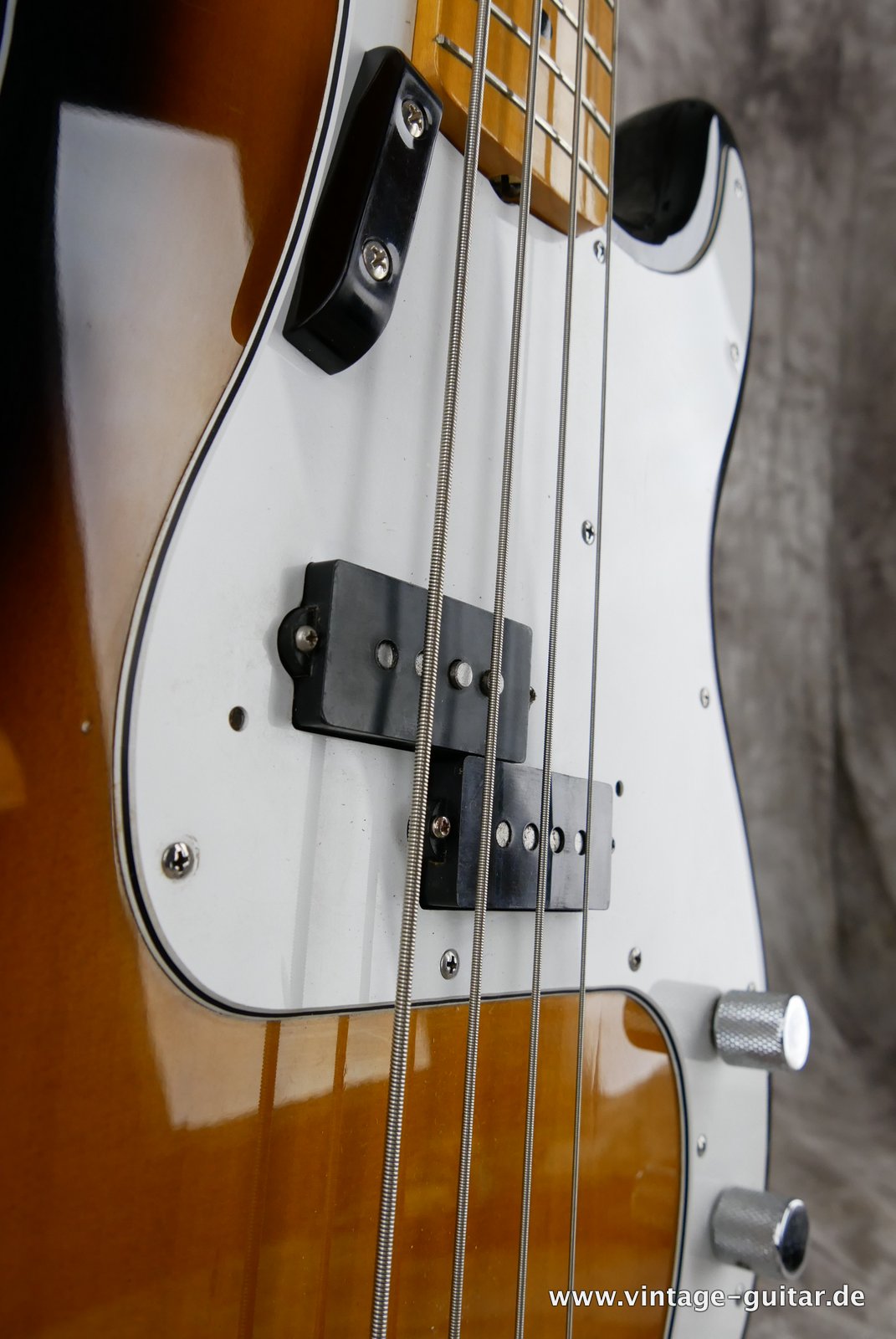 Fender-Squier-Precision-Bass-sunburst-1982-015.JPG