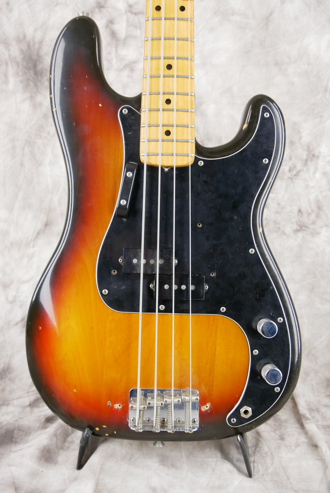 img/vintage/4641/Fender-Precision-Bass-1974-sunburst-002.JPG