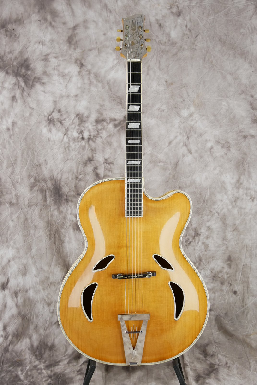 Artur-Lang-Archtop-Guitar-001.JPG