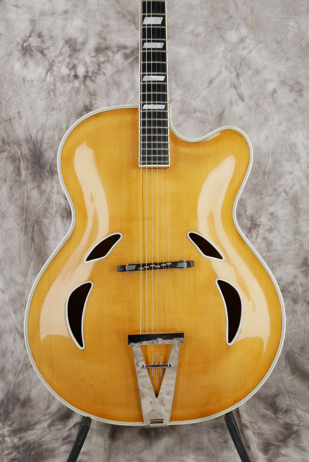 Artur-Lang-Archtop-Guitar-002.JPG