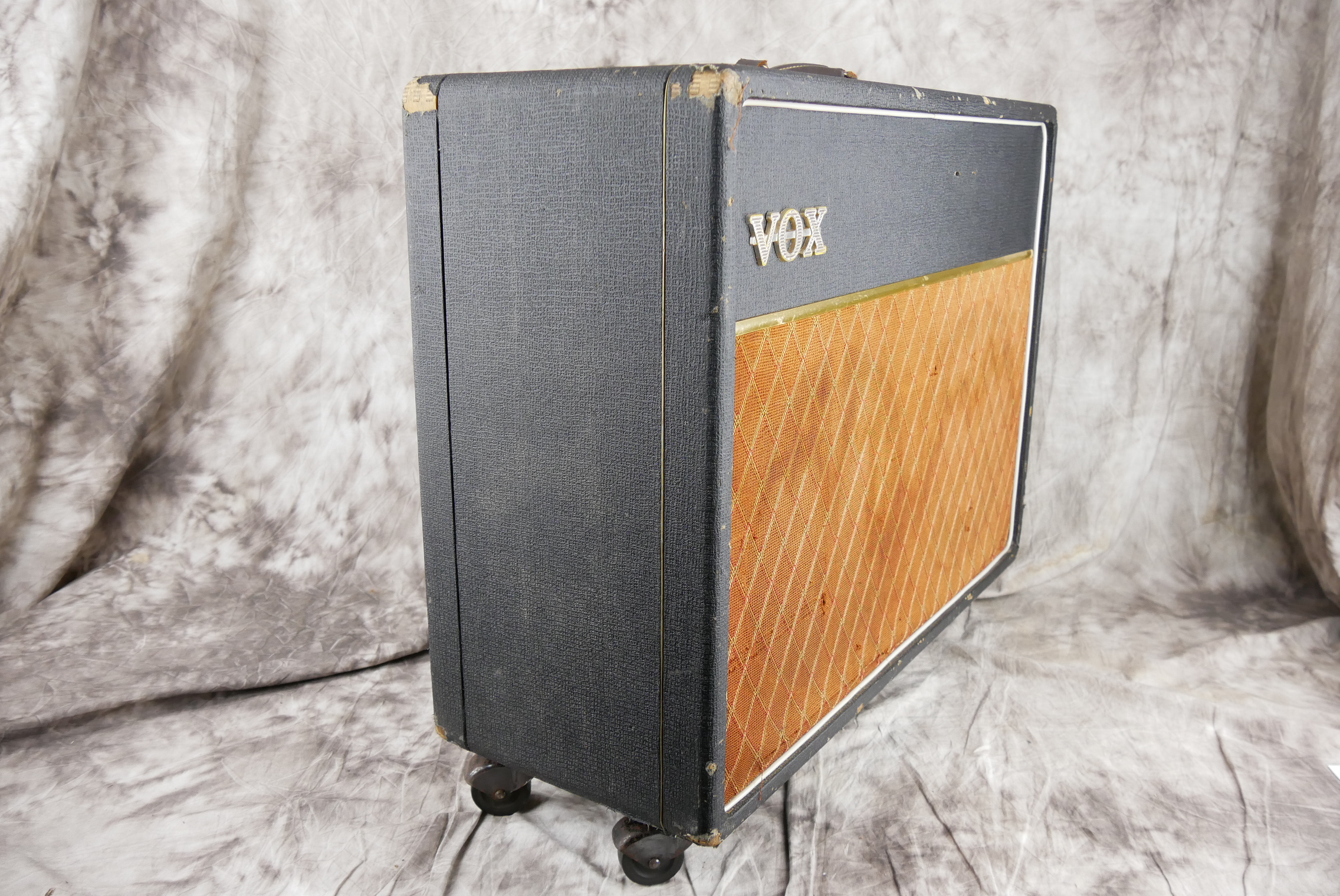 Vox_AC_30_Cab_black_1963-011.JPG