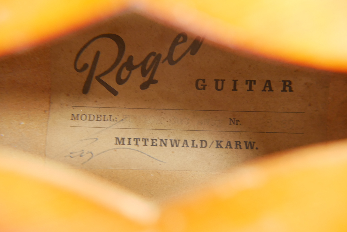 img/vintage/4676/Roger_Rossmeisl_junior_cutaway_sunburst_1960-015.JPG