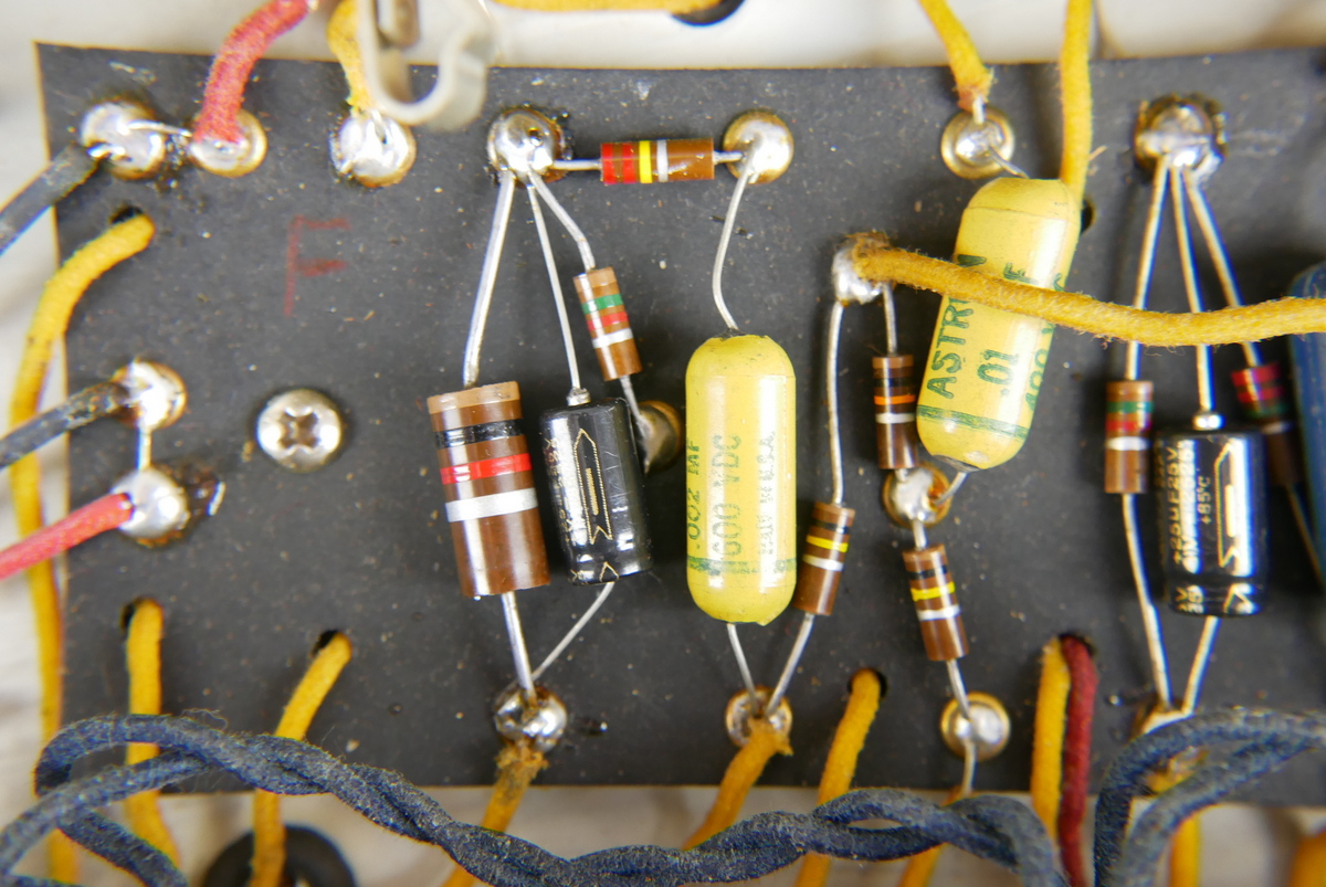 img/vintage/4687/Fender_Reverb_tank_unit_brown_1961-010.JPG