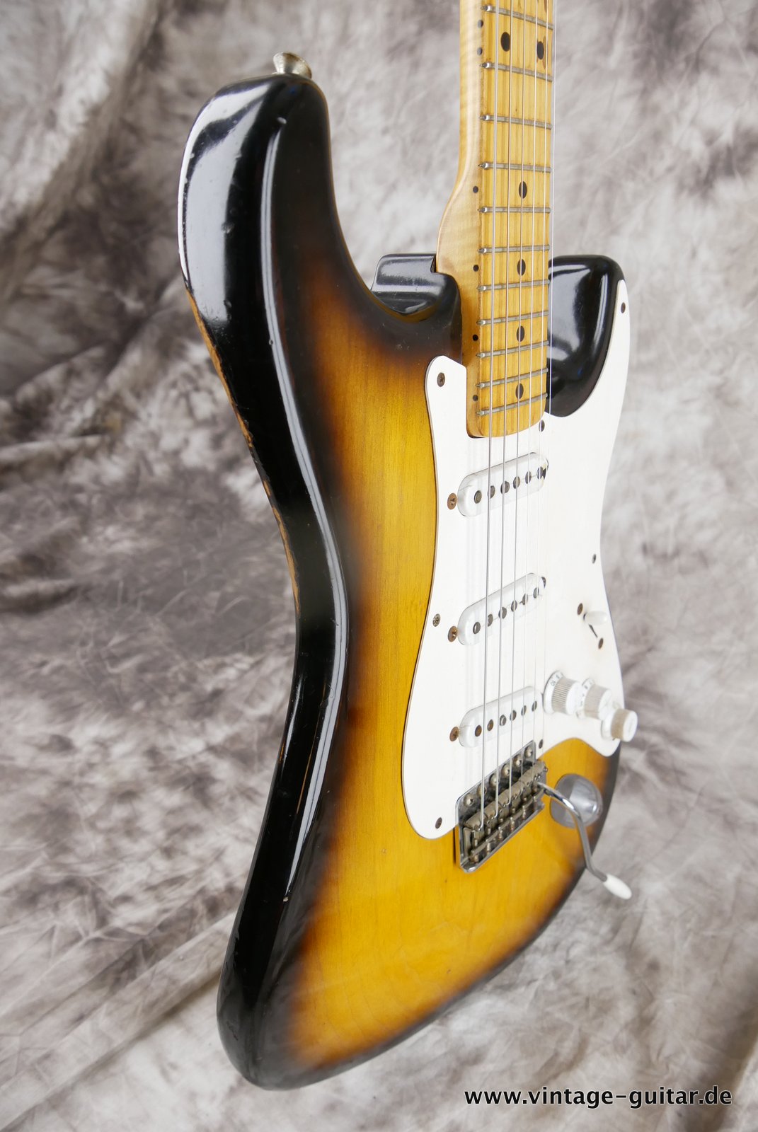 img/vintage/4689/Fender-Stratocaster-1954-005.JPG