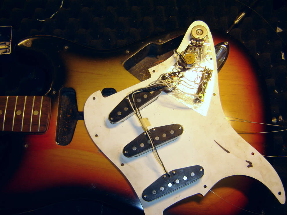 Fender_Stratocaster_1973_sunburst-4.jpg