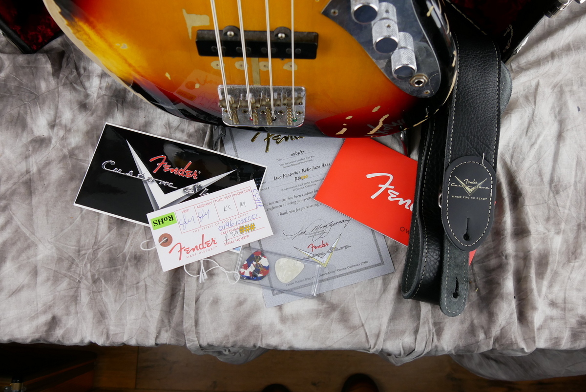 img/vintage/4728/Fender_Jazz_Bass_fretless_Jaco_Pastorius_Custom_shop_sunburst_2010-014.JPG