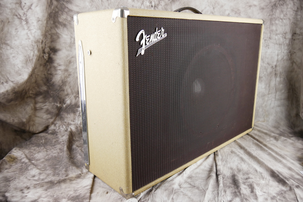img/vintage/4736/Fender_Showman_cabinet_1x15_JBL_D130F_rough_white_tolex_1961-003.JPG
