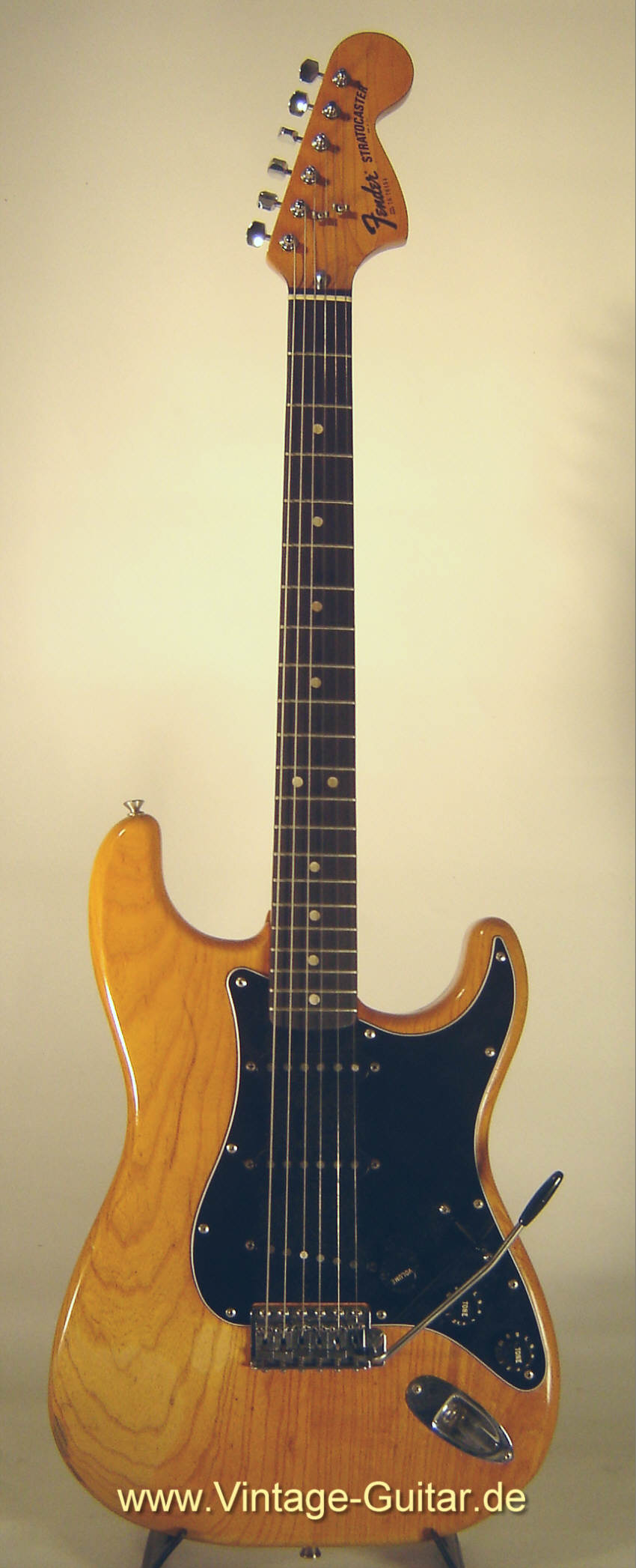 Fender_Stratocaster_1976_natural_1.jpg