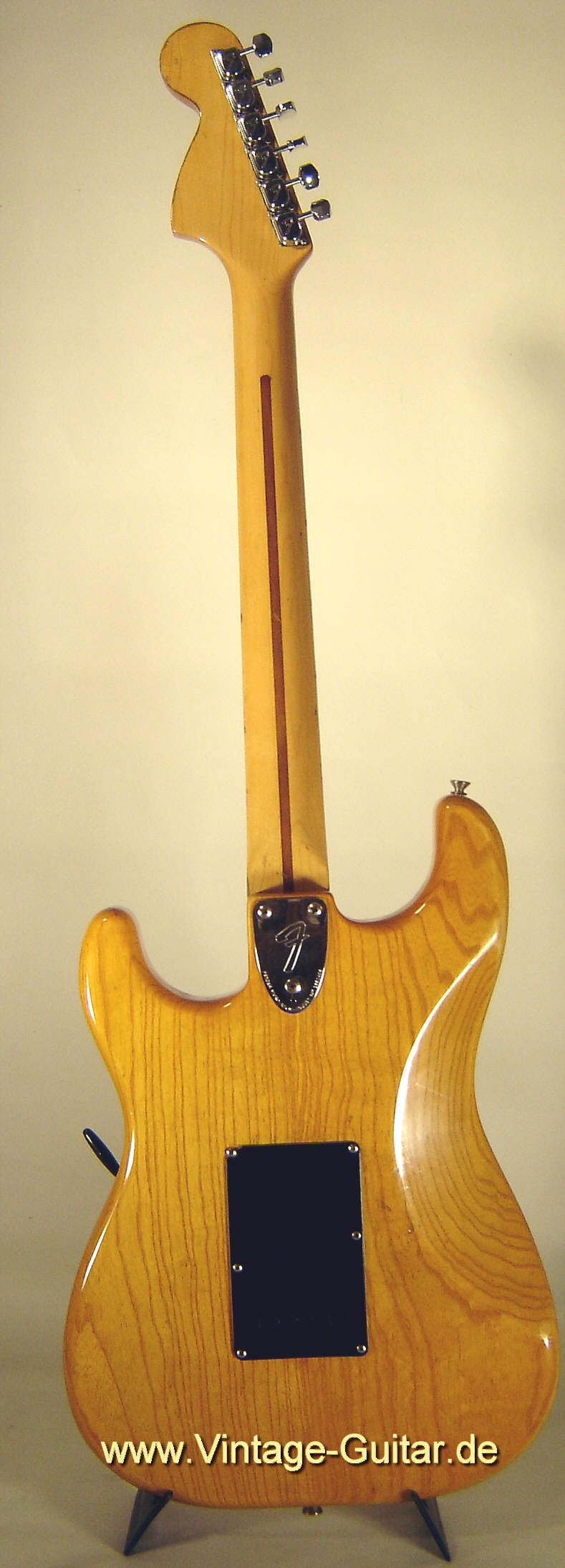 Fender_Stratocaster_1976_natural_2.jpg