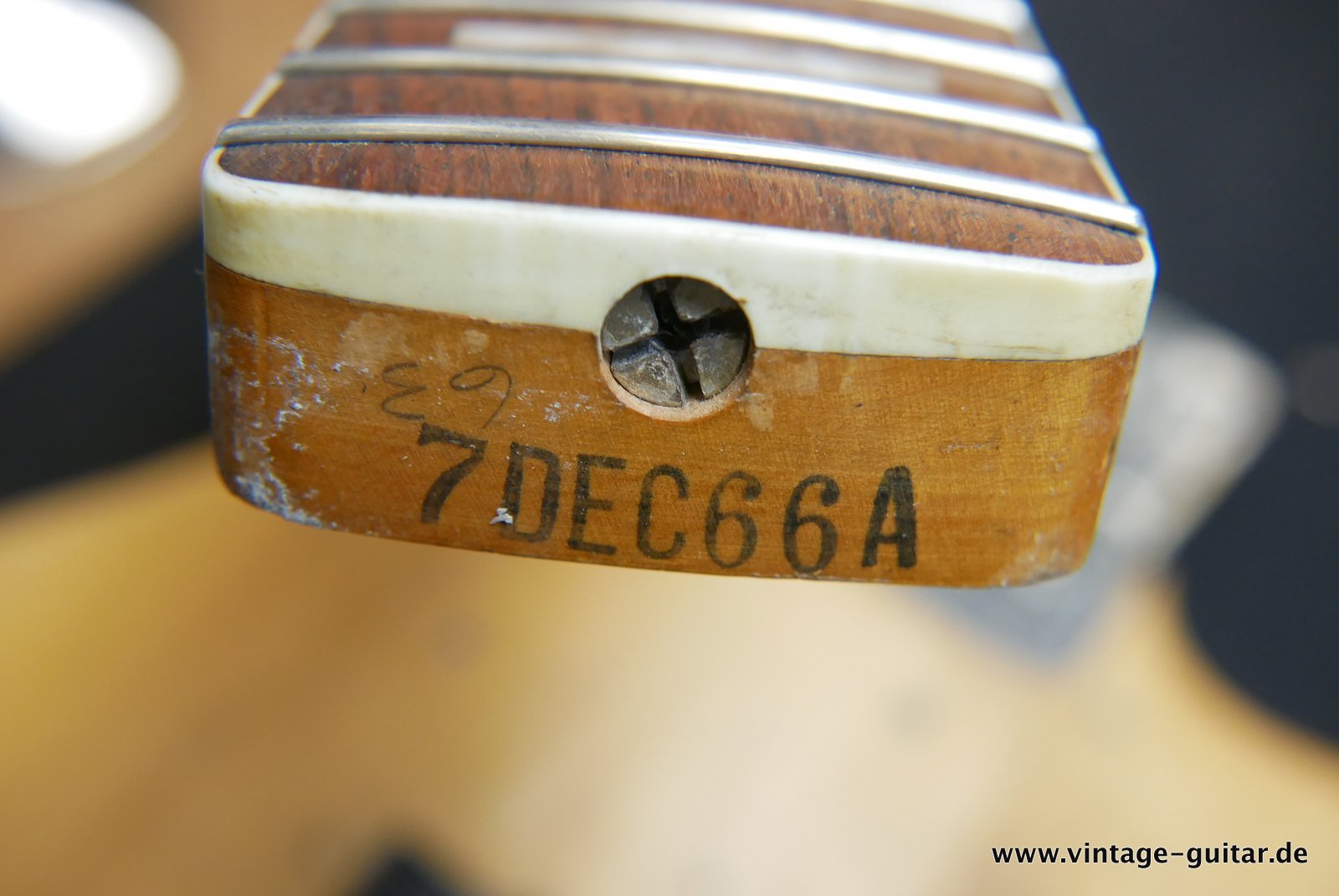 img/vintage/4751/Fender_Jazz_Bass_stripped_natural_USA_1966-014.JPG