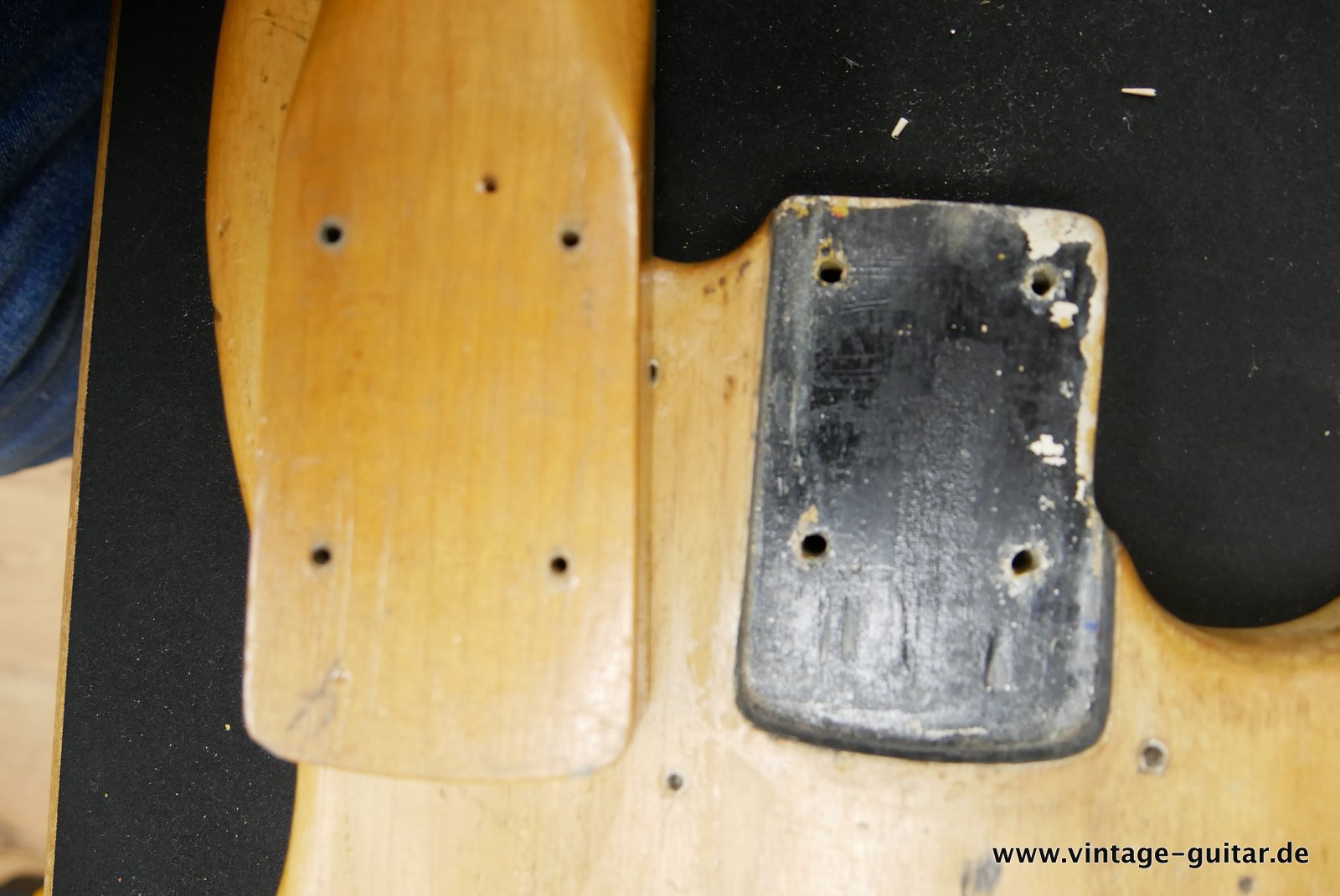 Fender_Jazz_Bass_stripped_natural_USA_1966-015.JPG