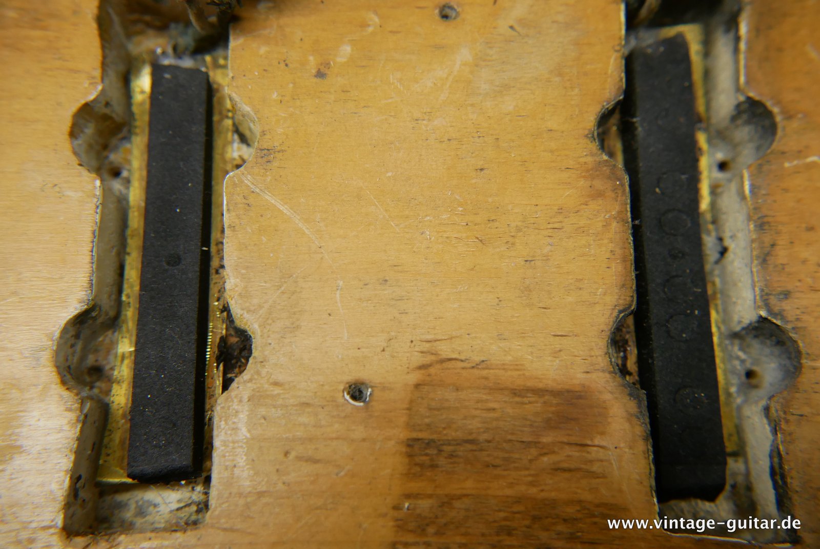 img/vintage/4751/Fender_Jazz_Bass_stripped_natural_USA_1966-017.JPG