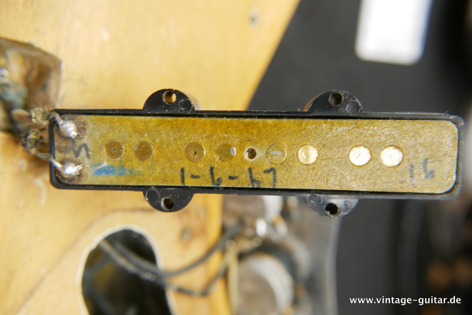 img/vintage/4751/Fender_Jazz_Bass_stripped_natural_USA_1966-018.JPG