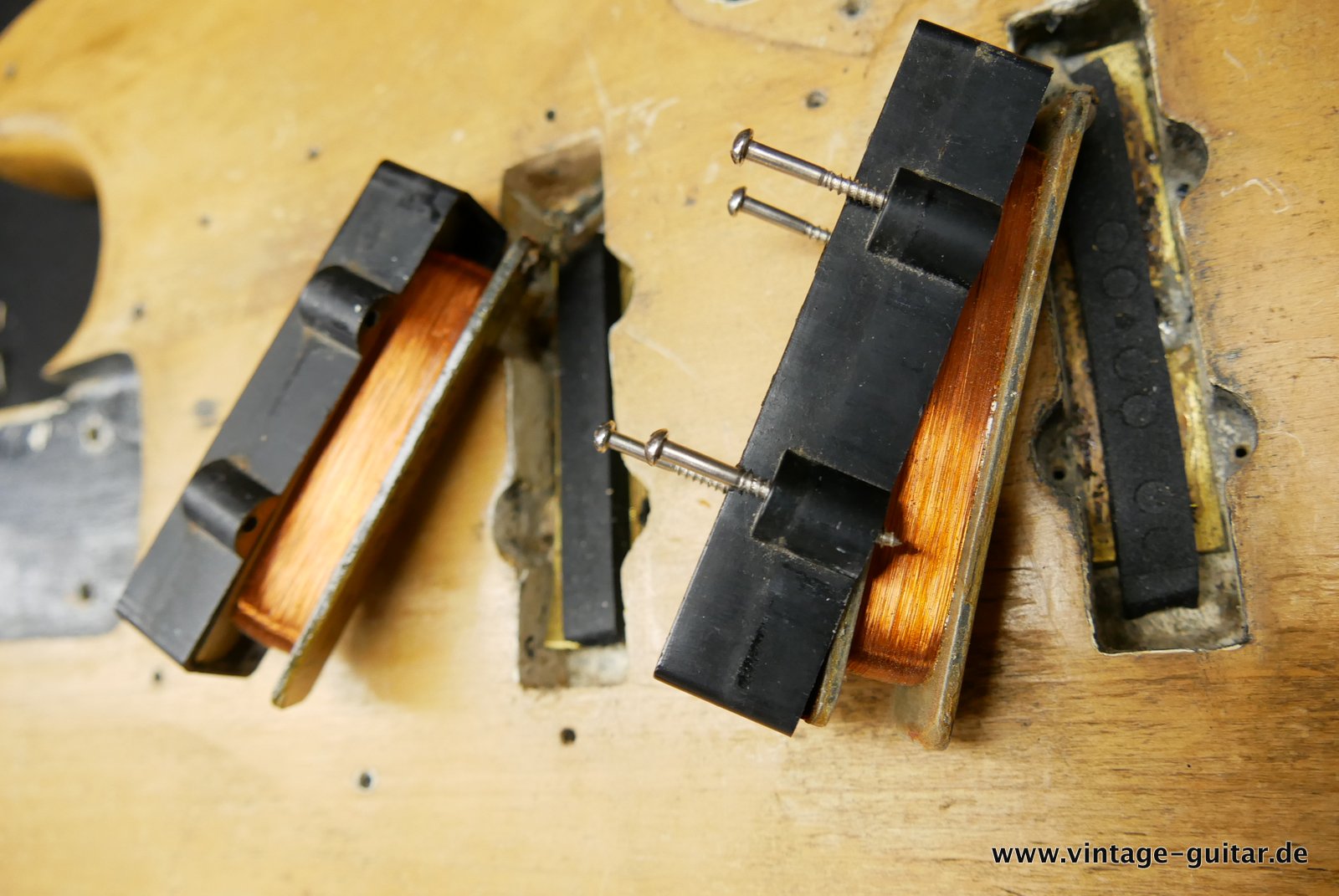 img/vintage/4751/Fender_Jazz_Bass_stripped_natural_USA_1966-020.JPG