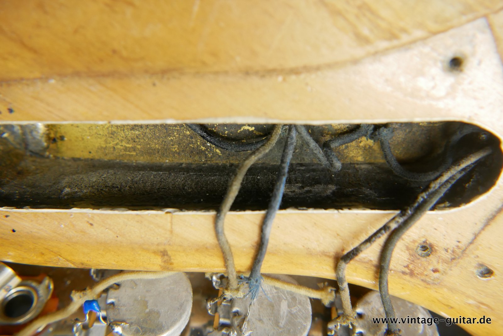 img/vintage/4751/Fender_Jazz_Bass_stripped_natural_USA_1966-021.JPG