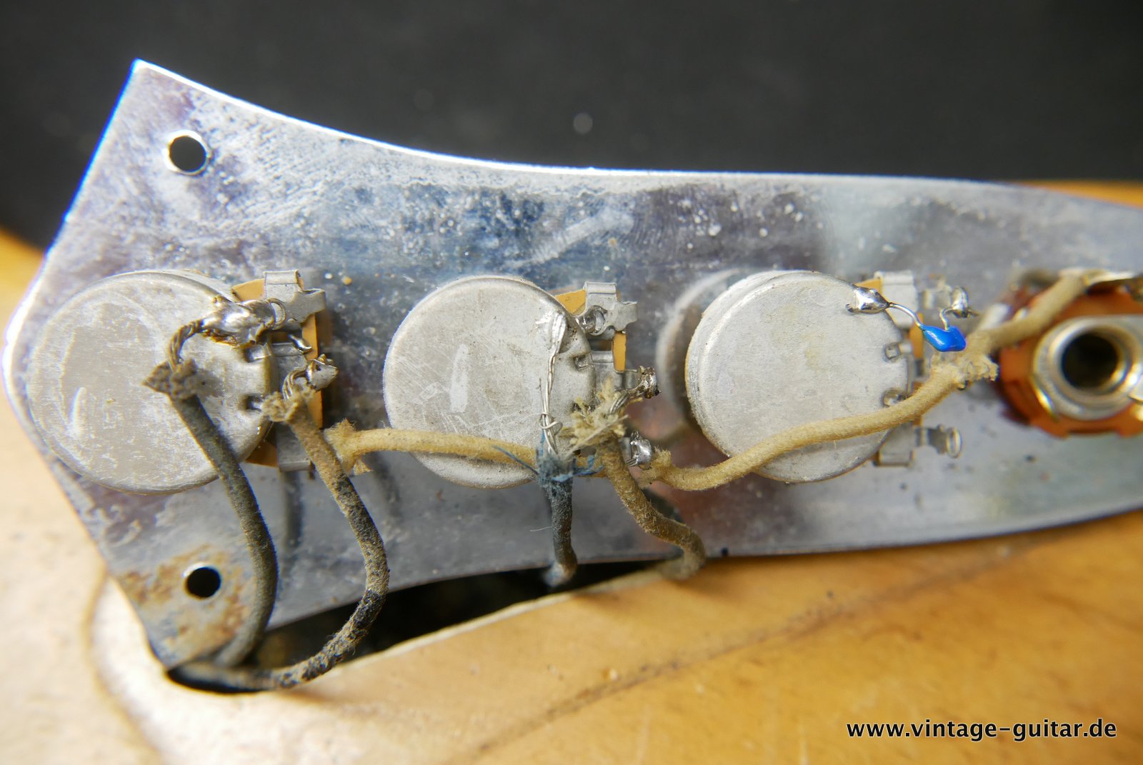 img/vintage/4751/Fender_Jazz_Bass_stripped_natural_USA_1966-022.JPG