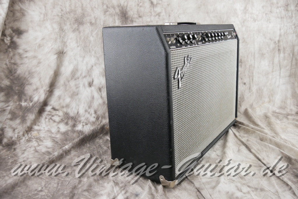 Fender_Vibrolux_Reverb_black_panel_point_to_point_1981-003.JPG
