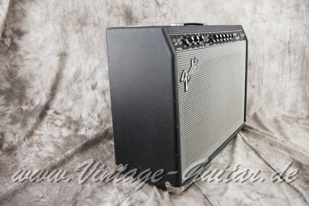img/vintage/4781/Fender_Vibrolux_Reverb_black_panel_point_to_point_1981-003.JPG