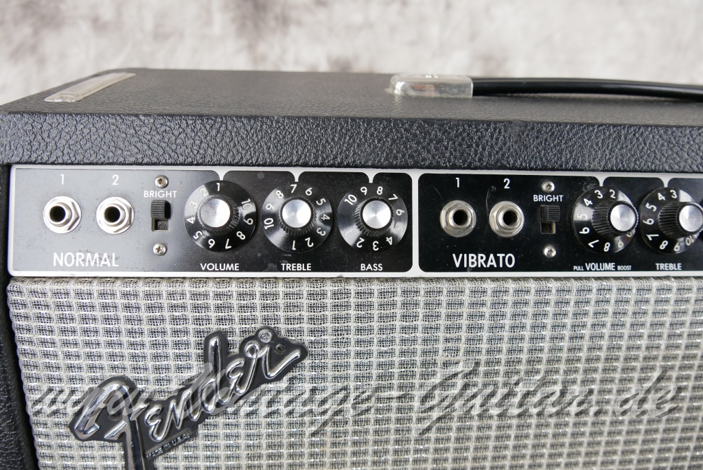 img/vintage/4781/Fender_Vibrolux_Reverb_black_panel_point_to_point_1981-005.JPG