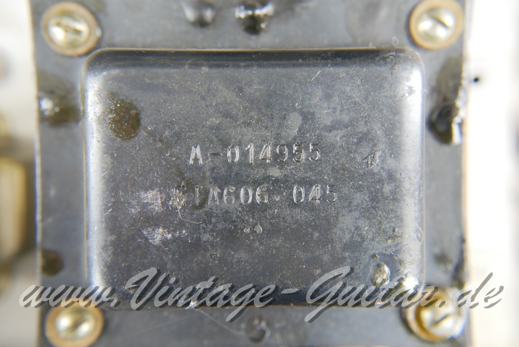 img/vintage/4781/Fender_Vibrolux_Reverb_black_panel_point_to_point_1981-012.JPG