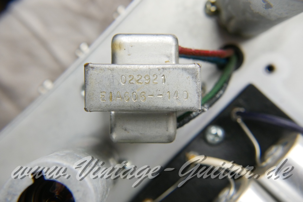 img/vintage/4781/Fender_Vibrolux_Reverb_black_panel_point_to_point_1981-015.JPG
