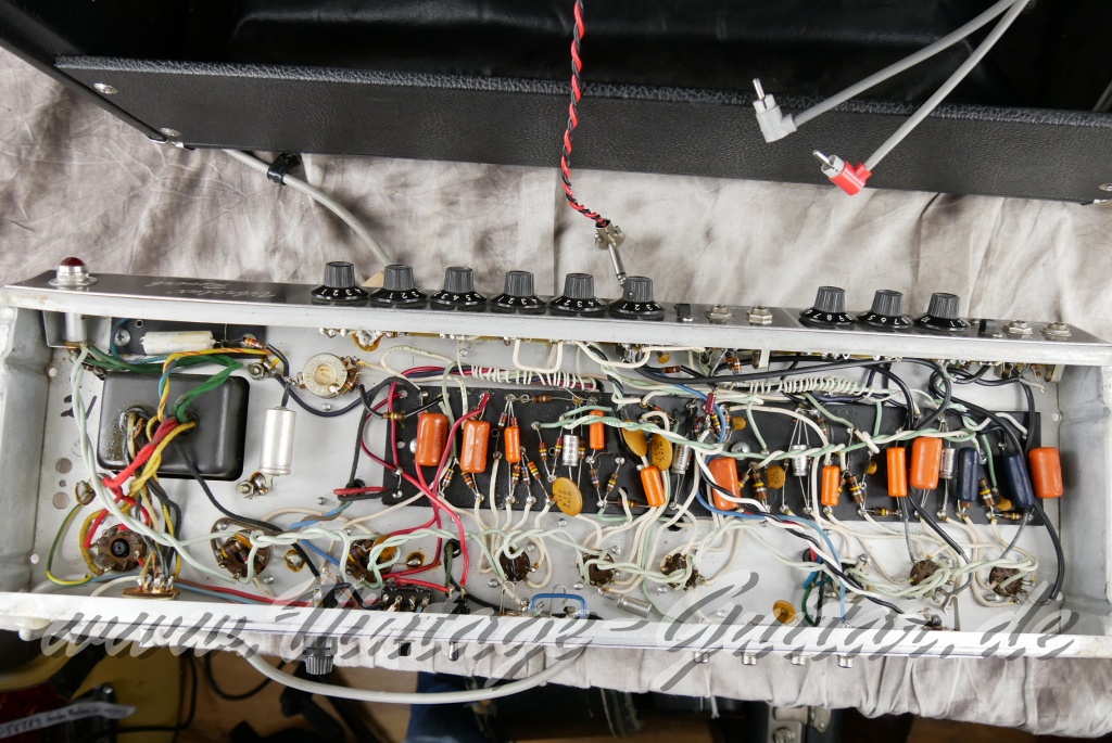 img/vintage/4781/Fender_Vibrolux_Reverb_black_panel_point_to_point_1981-017.JPG