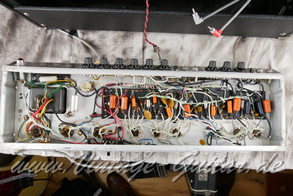 img/vintage/4781/Fender_Vibrolux_Reverb_black_panel_point_to_point_1981-018.JPG